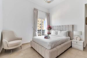 Free housekeeping visits during your stay - StayShort - 1 Bed in Dubai Land that Sleeps 2 with Balcony