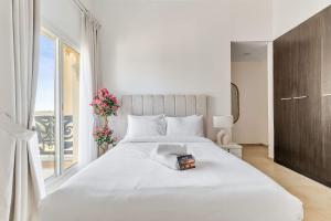 Free housekeeping visits during your stay - StayShort - 1 Bed in Dubai Land that Sleeps 2 with Balcony