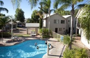 Poolside Family Villa close to Chinamans Beach