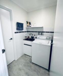 Poolside Family Villa close to Chinamans Beach