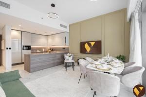 Vogue Vacation Homes, Business Bay Royal Regency near Downtown, Burj Khalifa and Dubai Mall, One Bedroom Apartment with Balcony and partial Burj Khalifa view, Access toAmenities