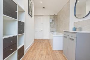 NEW! Sleeps 5 - Free Parking - Contractors