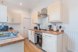 NEW! Sleeps 5 - Free Parking - Contractors