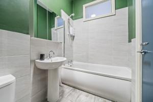 Latimer Flat 3 - Spacious 2-Bed Apt - Sleeps 6