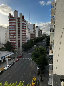 Dos ambientes con Balcon Av Colon