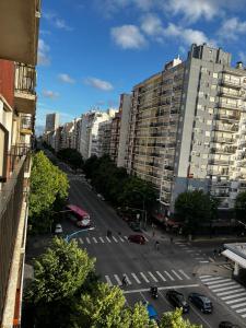 Dos ambientes con Balcon Av Colon