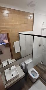 Chalés confortáveis com hidromassagem e vista para lago