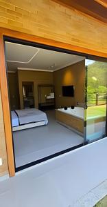 Chalés confortáveis com hidromassagem e vista para lago