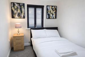 Spacious 4 Bedroom House in Milton Keynes with Home Office and Free Parking