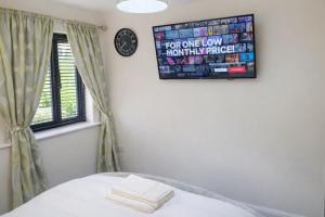 Spacious 4 Bedroom House in Milton Keynes with Home Office and Free Parking