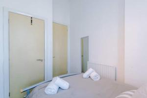 Modern City House - Sleeps 6 - Free Parking - Near Etihad Stadium - Coop Live