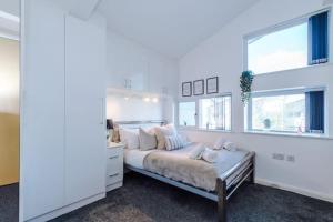 Modern City House - Sleeps 6 - Free Parking - Near Etihad Stadium - Coop Live