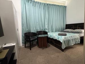 Central Hub Family Room - Shared Bathroom