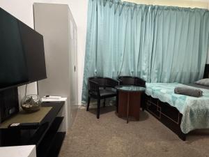 Central Hub Family Room - Shared Bathroom