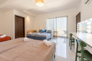 Designer Luxury Penthouse with Private Pool & BBQ