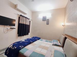 SKY INN GUEST HOUSE - Smart Budget Rooms Near DAV Collage, HMV, Maqsudan, Sabzi Mandi, Grain Market, NIT, Verka Plant, Workshop Chowk - For Corporates, Familes, Couples