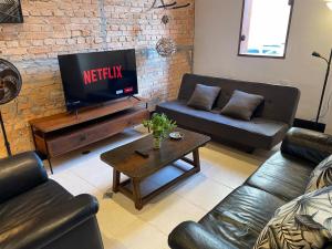 Casa de Tijolos com Churrasqueira Vila Fechada