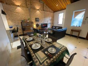 Casa de Tijolos com Churrasqueira Vila Fechada