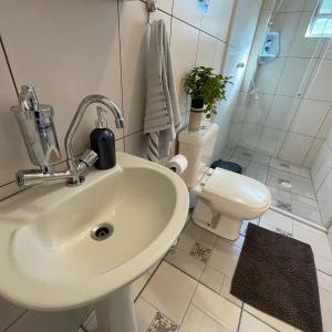 Casa de Tijolos com Churrasqueira Vila Fechada