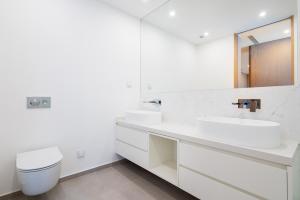 Seabreeze Residence - Luxury Poolside Oasis