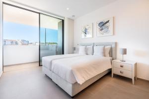 Seabreeze Residence - Luxury Poolside Oasis