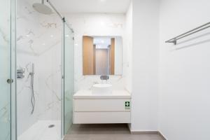 Seabreeze Residence - Luxury Poolside Oasis