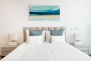 Seabreeze Residence - Luxury Poolside Oasis