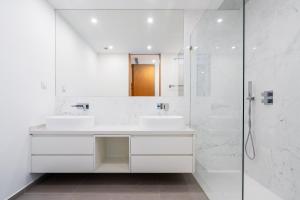 Seabreeze Residence - Luxury Poolside Oasis