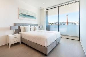 Seabreeze Residence - Luxury Poolside Oasis