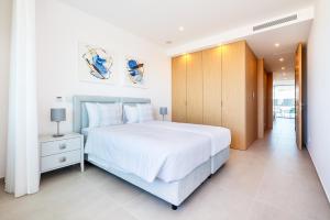 Seabreeze Residence - Luxury Poolside Oasis