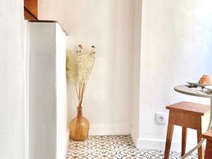 Woody Boutique 6 trendy flat by Homeful Homes