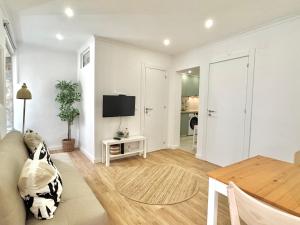 Woody Boutique 6 trendy flat by Homeful Homes