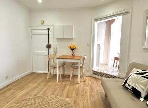 Woody Boutique 6 trendy flat by Homeful Homes