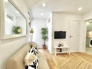 Woody Boutique 6 trendy flat by Homeful Homes