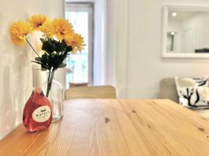 Woody Boutique 6 trendy flat by Homeful Homes