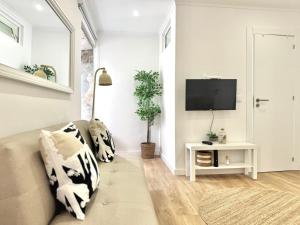 Woody Boutique 6 trendy flat by Homeful Homes