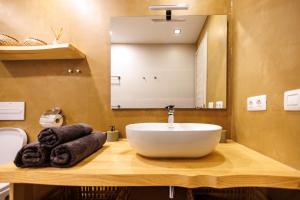 Serenity Ocean View 1BR Apartment with Terrace, Pool & Walk to Beaches