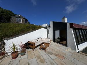 Beautiful Coastal retreat with beach and large garden