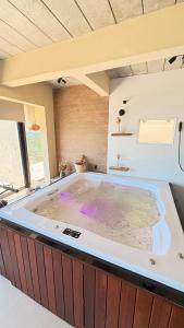 Studio com Spa e vista para o mar em Ilhabela