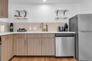 Downtown Tulsa 2BR Escape with Gym Rooftop Lounge & Pet-Friendly Stay