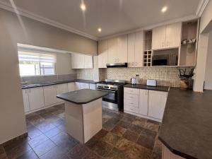 Melkbosstrand Family Retreat with pool & fire pit