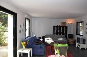 Belle maison 3 étoiles avec vue mer lointaine depuis létage, à 400m à TREGASTEL - Réf 181