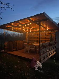 Vikend kuca pod lipom