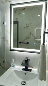 Spacious 2- Bedroom City House with Pergola