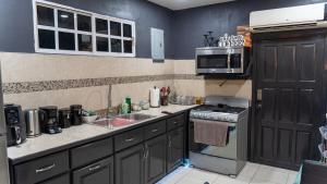 Spacious 2- Bedroom City House with Pergola