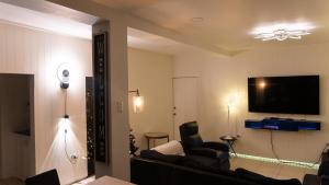 Spacious 2- Bedroom City House with Pergola