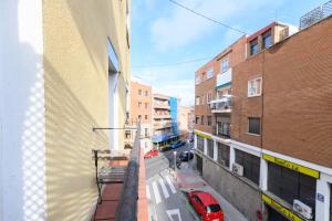 Piso de 3 dormitorios con balcón y todas las comodidades en Madrid Temporal PDD82B