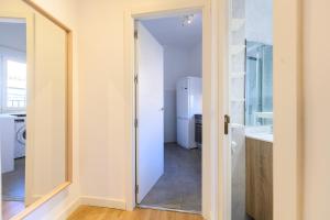 Piso de 3 dormitorios con balcón y todas las comodidades en Madrid Temporal PDD82B