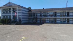 Bay Lake Inn - Frontiersman Motel