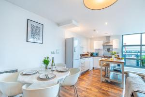 Central 2-Bed Apartment with Balcony Views